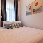 Central 3-Bedroom With High Ceiling