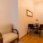 Central 3-Bedroom With High Ceiling