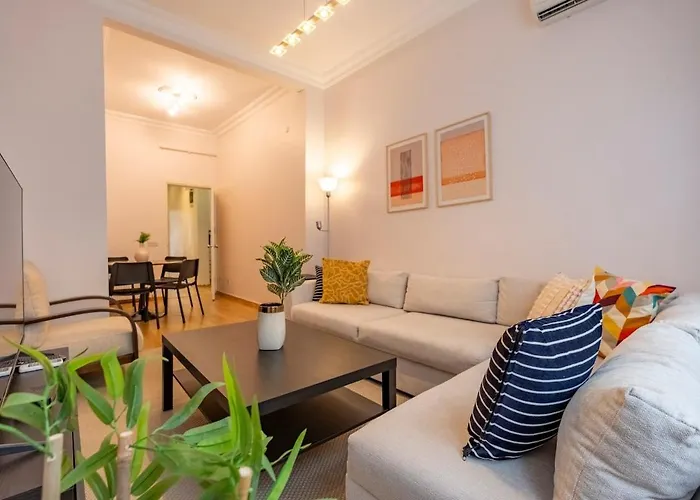 Central 3-Bedroom With High Ceiling